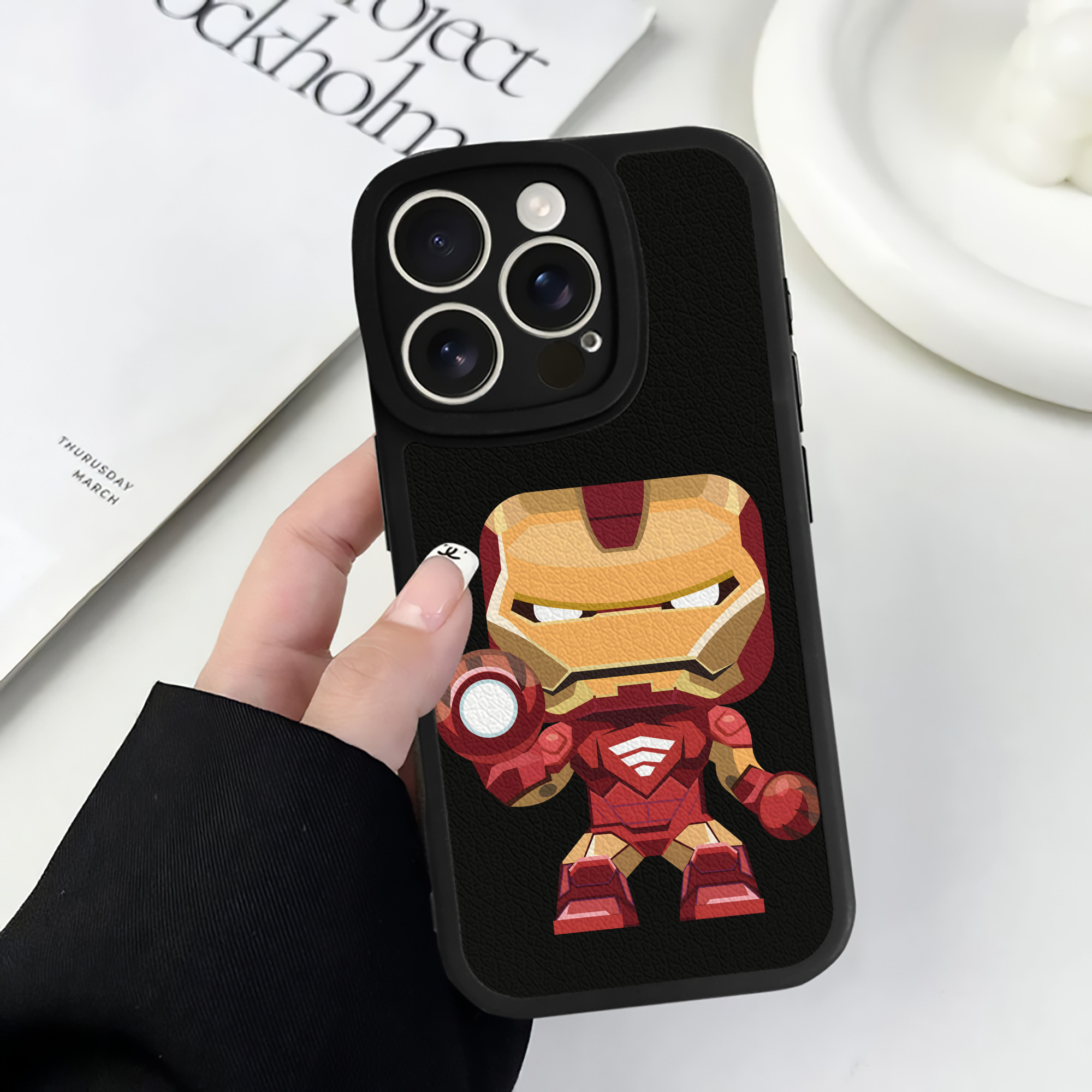 （画像用） アベンジャーズ The Avengers 【iPhone 16シリーズ対応】シリコンスマホケース（レザー調） 材質：シリコン
